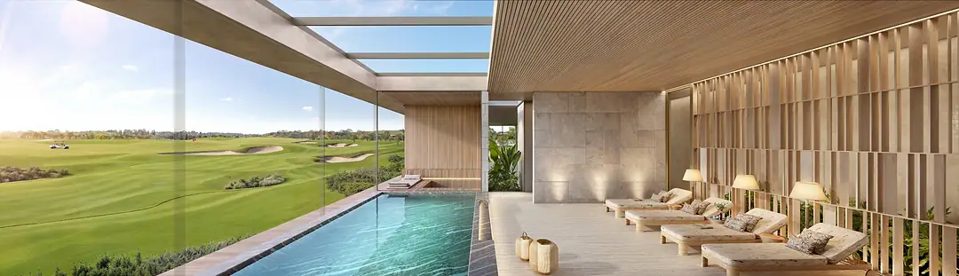 Piscina do spa em corredor de vidro voltado para o campo de golfe